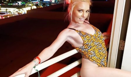 MILF انگلیسی MILF کارینا گربه خود را با یک کیرمصنوعی بزرگ سکس با دختر دایی
